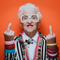 Wenn der Stinkefinger teuer wird Doppelter Stinkefinger von älterer Dame mit coolem Schmuck.