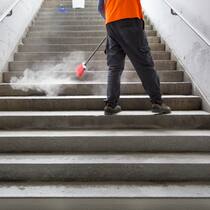Wie das Parlament höhere Löhne verhindert A street cleaner sweeps a stairs, pictured in Switzerland on May 8, 2014. (KEYSTONE/Gaetan Bally)Ein Strassenkehrer fegt eine Treppe, aufgenommen in der Schweiz am 8. Mai 2014. (KEYSTONE/Gaetan Bally)