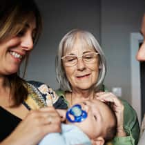 Hilfe, die Grosseltern nerven! Was Sie dagegen tun können Happy scene of a family visiting and meeting a newborn embraced by his mother at home