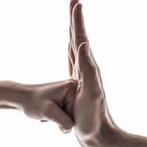 So schaffen Sie es, mutig zu reagieren Hand stoppt Faust