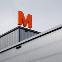 Entlassungen bei Migros: «Bewerbt euch bei uns!», sagt die Konkurrenz Firmenlogo der Migros; Schliessung der Do-it-Baumärkte Migros-Konkurrenz fordert auf: «Bewerbt euch bei uns!» Gute Job-Aussichten: Bauhaus, Galaxus und Lidl geben entlassenen Migros-Angestellten Hoffnung.