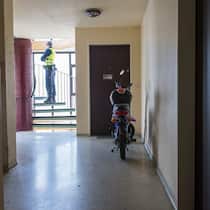 Bundesgerichtsurteil gegen Mietwucher löst das Problem nicht Ein Polizist sperrt die Treppe zum 6. Stock an der Neufrankengasse 6 in Zuerich, aufgenommen am 20. Oktober 2015. Rechts vor dem Eingang zu einer Wohnung steht ein Moped. Kantons- und Stadtpolizei Zuerich haben im Zuercher Kreis 4 eine Grossaktion ge…