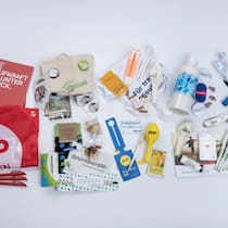 SVP und FDP mauern Partei Giveaways anlaesslich der Eidgenoessischen Parlamentswahlen 2023, fotografiert am Dienstag, 12. September 2023 in Bern. (KEYSTONE/Christian Beutler)