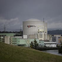 Die Schweiz und ihre alten Kernreaktoren Das Kernkraftwerk Beznau mit dem Logo des Energiekonzerns Axpo, aufgenommen am Donnerstag, 15. September 2022 in Doettingen. (KEYSTONE/Michael Buholzer)