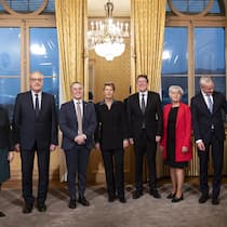 Was Sie schon immer über den Bundesrat wissen wollten Der neu zusammengesetzte Bundesrat, von links, Bundespraesidentin Viola Amherd, Guy Parmelin, Ignazio Cassis, Karin Keller-Sutter, Albert Roesti, Elisabeth Baume-Schneider, Beat Jans und Bundeskanzler Viktor Rossi, posieren nach der Wahl durch die Ve…