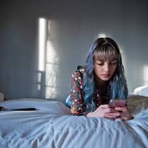 Gefangen im Tiktok-Algorithmus Jugendliche am Smartphone