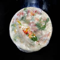 Tiefkühlpizza und Co. erhöhen Risiko für Parkinson Tiefkühlpizza in einer Schutzfolie