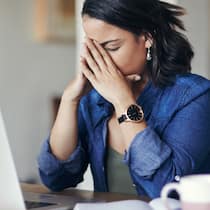 Neues Büro, altes Gesetz – was tun? Gestresste Frau im Homeoffice