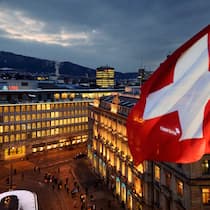 Was genau ging hier bankrott? Sitzt hier die Volksseele? Blick vom Luxushotel Savoy Baur en Ville über den Zürcher Paradeplatz mit UBS und Credit Suisse