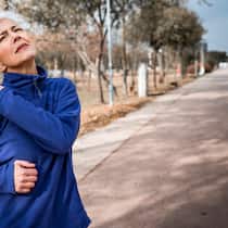 «Chronische Schmerzen sind nie nur körperlich» Frau mit Nackenschmerzen beim Sport
