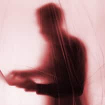 Die Schweiz schützt Whistleblower zu wenig Mann hinter einem Vorhang am Laptop: Whistleblower werden in der Schweiz wenig geschützt