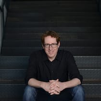 «Wer im Büro nicht präsent ist, geht oft vergessen» Lorenz Ramseyer, Präsident Verein Digitale Nomaden Schweiz, sitzt entspannt auf einer Treppe