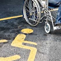 Saftige Busse für Rollstuhlfahrer Rollstuhlfahrer auf Behindertenparkplatz