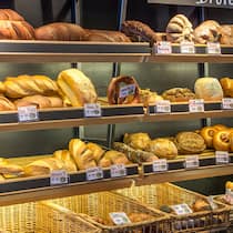«Frisch vom Beck» aus Slowenien Brotregal in Supermarkt