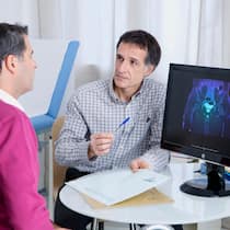 «Vorsorge rettet Leben» Ein Arzt bespricht mit seinem Patienten die Ergebnisse der Vorsorgeuntersuchung.