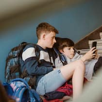 Kleine Zombies? Smartphone-Tipps für Eltern Smartphone-Nutzung: Immer mehr Schulen setzen auf Verbote.