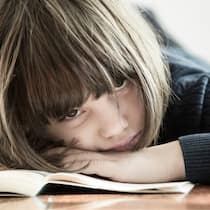 Warum schwachen Schülern nur mehr Tempo hilft Mädchen liest gelangweilt in Buch