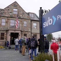 Was das für die Schweiz bedeutet – 5 Fragen und Antworten Kunden stehen Schlange vor einer Silicon Valley Bank