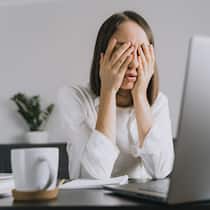 So ärgern Sie sich nicht über eine langsame Verbindung Frau ärgert sich im Home Office