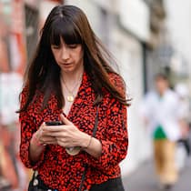 Willkür bei Garantie für Smartphones Frau mit Smartphone in den Hand