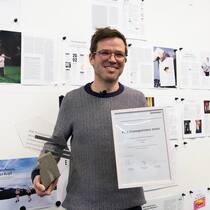 Artikel über internierte Frauen in den 50er-Jahren gewinnt Auszeichnung Yves Demuth posiert mit dem Prix Transparence 2022, den er für seine Recherche zu weiblichen Teenagern, die nach dem zweiten Weltkrieg Zwangsarbeit leisten mussten, gewonnen hat. Catherine Duttweiler hat ihn zum Thema Energiewende gewonnen.