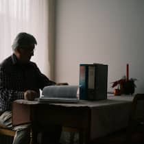 Walter H. war zwölf Jahre alt Missbrauch Kirche Walter H. mit Ordnern, in denen er Daten und Informationen zu Missbrauch durch katholische Geistliche gesammelt hat