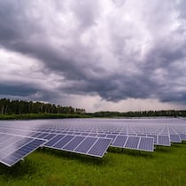 Solarpanele schneiden in der Ökobilanz schlecht ab Dunkle Wolken über einer grossen Solaranlage. Solarenergie ist nicht so sauber, wie viele denken. Das hängt mit der Herstellung der Module zusammen, mit Kohlekraft und Zwangsarbeit.