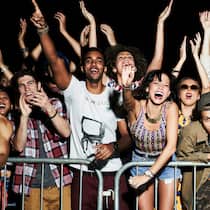 So entsteht unser Musikgeschmack Jubelnde Fans an einem Konzert