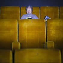 Wer noch eine Kosmos-Karte besitzt, geht jetzt leer aus Eine Zuschauerin verfolgt einen Film im Kino Kosmos.