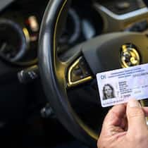 Diese Regeln gelten neu für Auto- und Töfffahrer Nahaufnahme einer Person, die im Auto sitzt und Schweizer Fahrausweis hält