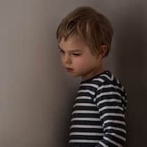 «Als würde man die Welt durch ein Mikroskop sehen» Kind betrachtet ein Spielzeugauto