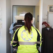 Bürokratie statt Blaulicht Landauf, landab fehlt es an Rettungssanitätern. Doch das Rote Kreuz verweigert einer erfahrenen Frau die Berufsanerkennung. Sanitäterin in gelber Weste bei der Arbeit.