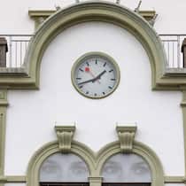 Das Wallis ist der Zeit voraus Die grosse Uhr am Bahnhofgebäude in Brig geht immer ein bisschen vor.
