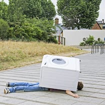 Die erste eigene Wohnung? Jetzt brauchts diese Versicherungen Eine Waschmaschine liegt auf einem Mann auf dem Gehweg - welche Versicherungen es braucht, wenn man in die erste eigene Wohnung einzieht.
