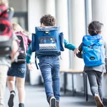 Ab wann ist später zu spät? Kinder rennen in der Schule