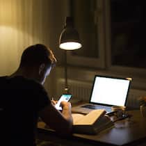 Schweizer Dropshipper packt aus Male hands using mobile phone at night965556894