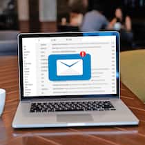 Darf der Chef meine Mails lesen? Auf einem Laptop ist ein Mailprogramm geöffnet. Auf dem Bildschirm sieht man, wie eine Mail dem Benutzer angezeigt wird, doch die Nachricht selber ist nicht zu lesen und ist mit einem grossen Couvert und einem roten Ausrufezeichen dargestellt.