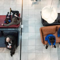 Steigende Handy-Abo-Preise wegen Teuerung: «Das ist absurd» Kunden und Besucher sitzen auf Sofas im Begegnungsbereich, im Einkaufszentrum Glattzentrum in Wallisellen, Kanton Zürich, aufgenommen am 26. Februar 2020. (KEYSTONE/Goran Basic)