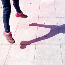 Drei wichtige Dinge, die Eltern bei Kindern fördern sollten Schatten eines Kindes, das den Hampelmann macht - Erziehung ändert sich von Generation zu Generation. Das ist gut so. Aber nicht nur. Denn es gibt wichtige Fähigkeiten, die Kinder heutzutage nicht mehr automatisch erlernen