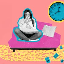 Werde ich bei Krankheit oder Feiertagen reingelegt? Eine Frau mit Taschentuch auf einem pinken Sofa vor einer Uhr, deren Zahlen teils auf dem Boden liegen. Sind Teilzeitarbeitende bei Krankheit benachteiligt?