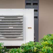 So leidet Nachbars Schlaf nicht unter ihrem Heizsystem Condensing Fan Installing Outside Building Exterior of Air Conditioner.