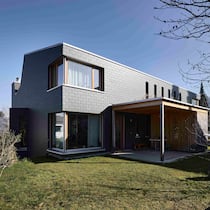 Ein Verwirrspiel mit zwei Wohnungen Von aussen ein klassisches Zweifamilienhaus, innen mit ausgeklügelter Raumkombination: das neue alte Zuhause der Familie Moos/Lüthi
