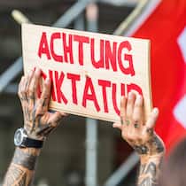 Warum Tausende Schweizer den Staat ablehnen Die Botschaften der Aktivisten an der Demonstration gegen die Schweizer Landesregierung waren klar.