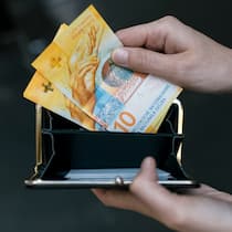 Aargauer Gemeinde bringt Frau um ihr Altersguthaben Person nimmt 10-Franken-Banknoten aus ihrem Portemonnaie