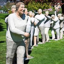 Kunst fällt nicht vom Himmel Eine Polonaise mit Betonfiguren.