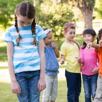 Wenn Kinder einander fertigmachen Kinder mobben ein anderes Schulkind und lachen es aus