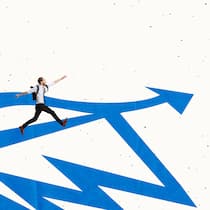 Bitte nicht marathonsitzen Drei Menschen rennen auf blauen Pfeilen auf gelbes Häkchen zu. Wer stundenlang auf dem Bürostuhl sitzt, schadet der Gesundheit. Die gute Nachricht: Für einen bewegteren Alltag brauchts kaum Aufwand.