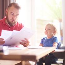Jetzt wird abgerechnet! Ein Mieter prüft die Nebenkostenabrechnung
