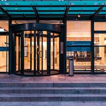 Bohrende Fragen zur Zürcher Zahnmedizin Der Haupteingang des Zentrum für Zahnmedizin der Universität Zürich am Dienstag (17.3.2020) in Zürich. Foto: Thomas Egli