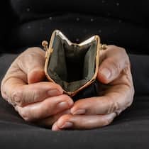 Viele alte Menschen verzichten trotz Anspruch auf Hilfe vom Staat Leeres Portemonnaie in alten Händen.